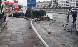 Aydınlatma direğine çarptı!