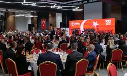 Cumhuriyet Pastasını 102 yaşındaki Ali Sezer kesti