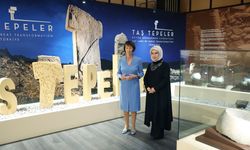 Emine Erdoğan, Almanya Başbakanı’nın Eşiyle Millet Kütüphanesi’ni Ziyaret Etti