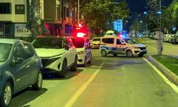 Evinin önünde bacağından vuruldu