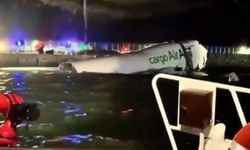 Hong Kong'da uçak pistten çıkarak denize düştü