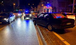 İnegöl’de Otomobil Refüje Çarptı