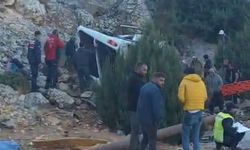 İşçileri taşıyan minibüs şarampole yuvarlandı, ölü ve yaralılar var!