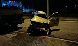 Kamyonla otomobil çarpıştı!