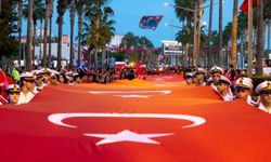 Mersin’de 102 Metrelik Türk Bayrağıyla Yürüyüş