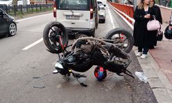 Motosiklet dolmuşa arkadan çarptı!