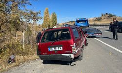 Otomobil bariyerlere çarptı