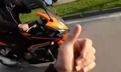 Otomobilin dikiz aynasını parçaladı!