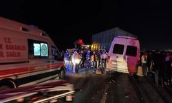 Reyhanlı’da Servis Minibüsü Traktöre Çarptı: 14 Yaralı