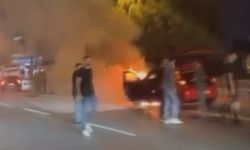 Seyir halindeki otomobil alev aldı