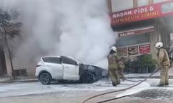 Sultangazi'de park halindeki cip alev aldı