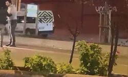 Sultangazi'de yolda ilerleyen araca yumruk attı