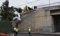 TIR'ın viyadükte devrildi!