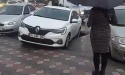 Yağış sonrası yol göçtü, araç çukura düştü