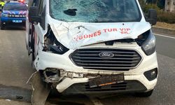 Yol kenarında yürürken minibüs çarptı!