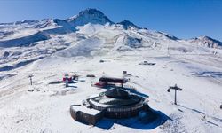 Erciyes’e mevsimin ilk karı düştü