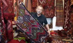 Kilim ve halılardan oluşan koleksiyon oluşturdu