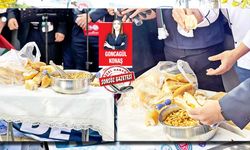 Memurlardan TÜİK önünde “ekmek arası balık krakerli” protesto