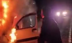 Cezaevi Personeli Yanan Araçtan 5 Kişilik Aileyi Kurtardı