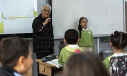 81 Yaşındaki Emekli Öğretmen Yıllar Sonra Öğrencileriyle Buluştu