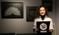 Camı sabırla işleyip sanat eserine dönüştürüyor