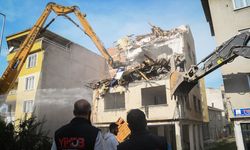 Sındırgı’da Enkaz Kaldırma Çalışmaları Sürüyor