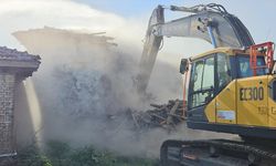 Sındırgı'da hasarlı yapıların yıkımı devam ediyor!