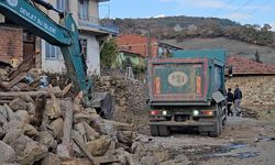 Sındırgı’da yıkım çalışmaları sürüyor: Büyükdağdere’de 24 bina yıkıldı