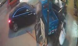 Adana'da otomobil, kaldırımdaki motosikletlere çarptı