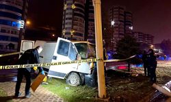 Aydınlatma direğine çarptı