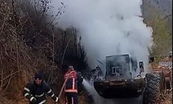 Borçka’da Yol Çalışmasında İş Makinesi Yandı