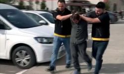 Çekirdek çitlerken taburenin üzerinde gördüğü telefonu çaldı!