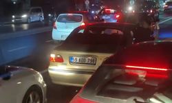 Düğün konvoyundaki araçlar trafiği kesti!