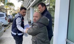 Eşinin başına ütüyle vurdu