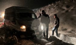 Hakkari'de Kar ve tipi nedeniyle mahsur kalan 30 kişi kurtarıldı