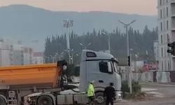 Hatay'da polis memuru, yoldaki çukuru kürekle kapattı