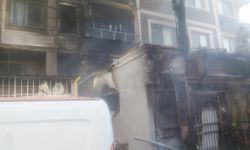 İş yerinde çıkan yangın, üst kattaki daireye sıçradı