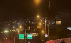 İzmir'de 2 motosikletlinin tek teker üzerinde tehlikeli yolculuk