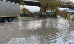 İzmir'de sağanak trafiği felç etti