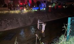 Kamyonet sulama kanalına devrildi