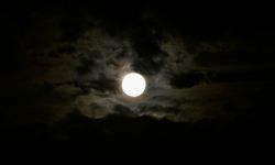 Manisa semalarında büyüleyici dolunay manzarası