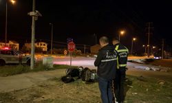 Motosikletiyle refüje çarptı