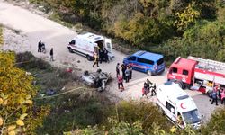 Otomobil, uçuruma devrildi, ölü ve yaralılar var!
