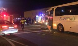 Otomobil ve tur otobüsü çarpıştı