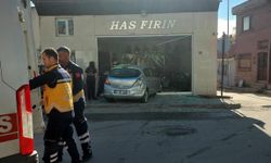 Otomobilin fırına daldığı kaza kamerada