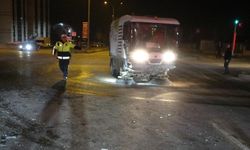 Polisten Kaçan Ehliyetsiz Sürücü Kırmızı Işıkta Çarpıştı: 3 Yaralı