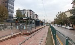 Seyir halindeki tramvaya yıldırım düştü