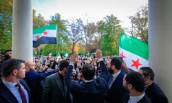 Suriye bayrağı, göndere çekildi