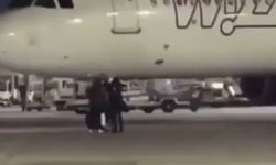 Uçağı kaçıran yolcular piste koştu