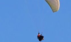 Yamaç paraşütünde ayran içtiler!